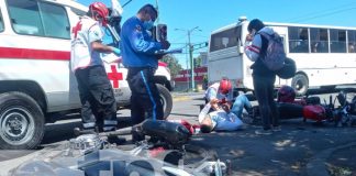 Violenta colisión deja a conductores seriamente lesionados en Managua