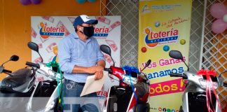 Lotería Nacional entrega cuatro motocicletas a los felices ganadores de La Raspadita