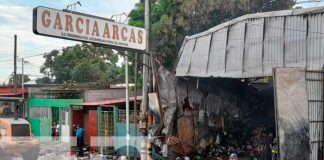 Destrozo que dejó el incendio en una bodega de plásticos en Rubenia, Managua