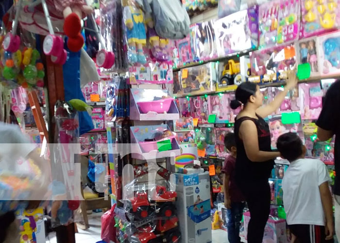 Oferta amplia de productos de navidad en mercados de Managua