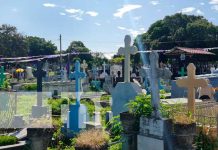 Ambiente en el Cementerio Oriental, en Managua