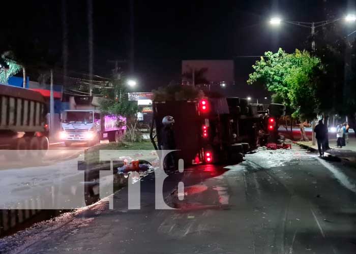 Explosión de llanta provoca vuelco de rastra en el sector de la Robelo, Managua