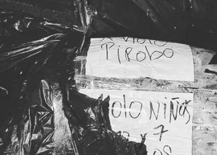 Hallan cadáver con un cartel que decía "Violador de niños" en Colombia