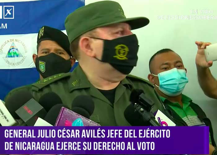General del Ejército de Nicaragua, Julio César Avilés, ejerce su derecho al voto
