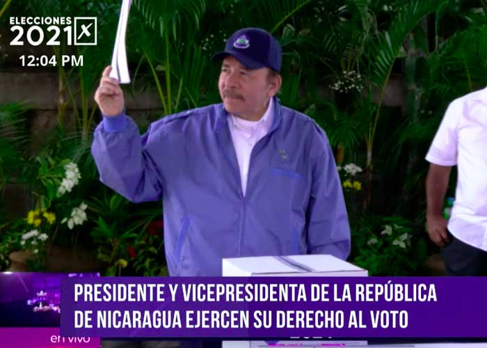 Presidente de Nicaragua, Daniel Ortega, ejerce su derecho al voto