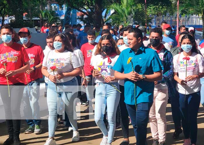 Ofrenda floral a héroes y mártires de Nicaragua