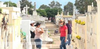 Familias de Granada visitan a sus deudos el 2 de noviembre