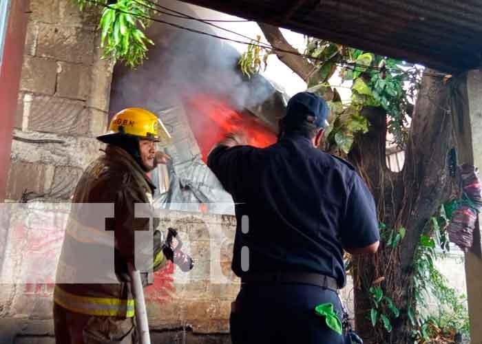 Trabajo para controlar incendio en una bodega de Managua