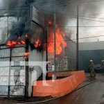 Trabajo para controlar incendio en una bodega de Managua