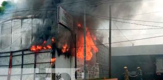 Trabajo para controlar incendio en una bodega de Managua