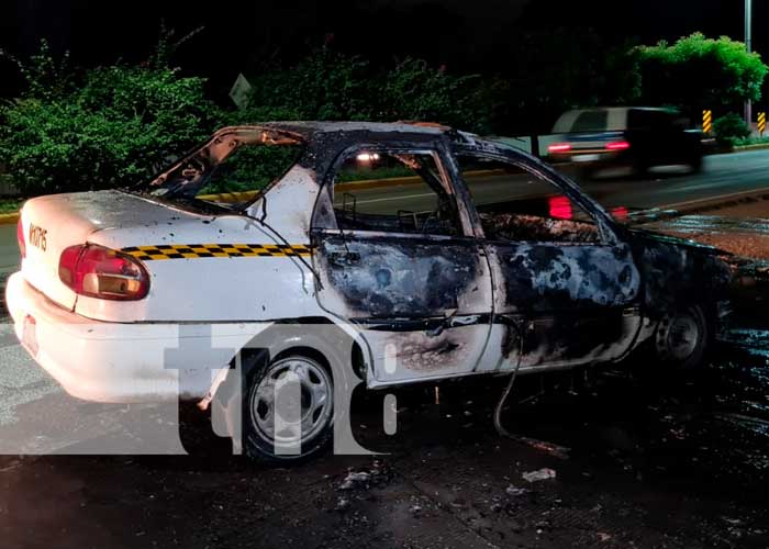 Foto: Taxi se consume en llamas