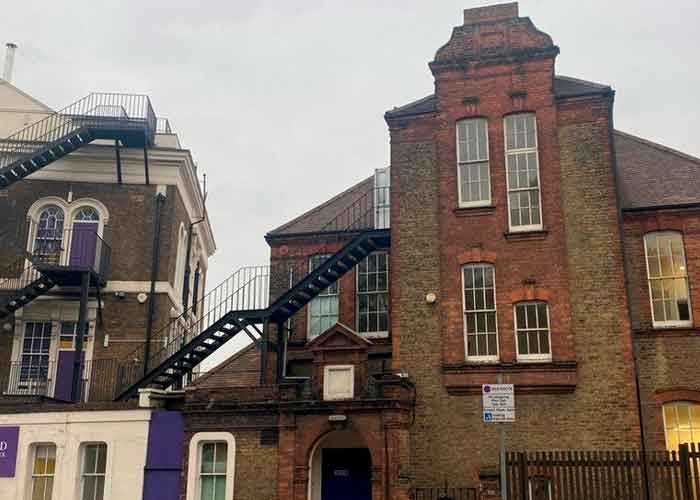 Once niños resultan heridos tras colapsar el techo de escuela en Londres
