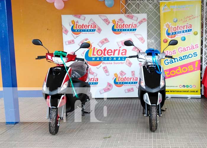 Entrega de motos Scooter por la Lotería Nacional 