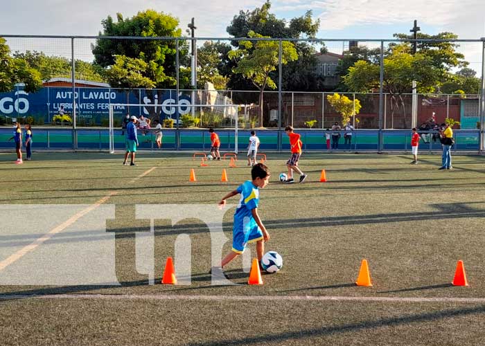 Entrega de uniformes deportivos para ligas de fútbol en Managua