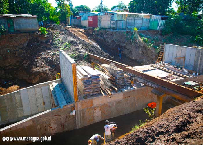 Construcción de caja puente en un barrio de Managua