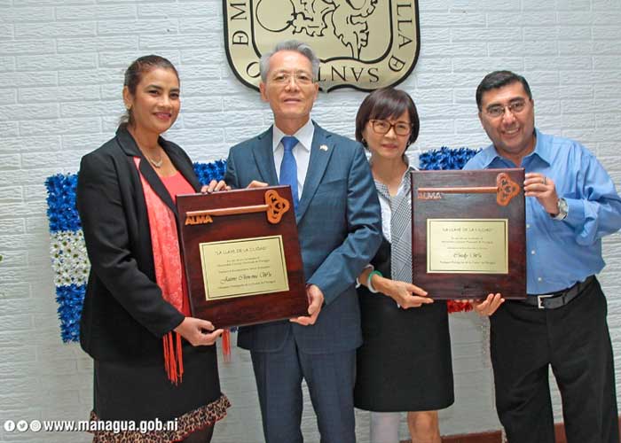 Entrega de reconocimiento al Embajador de Taiwán por parte de la Alcaldía de Managua