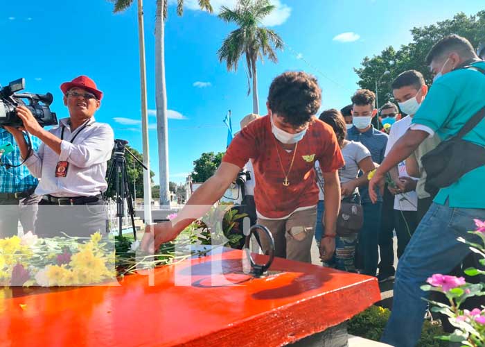 Ofrenda floral a héroes y mártires en cementerios de Managua