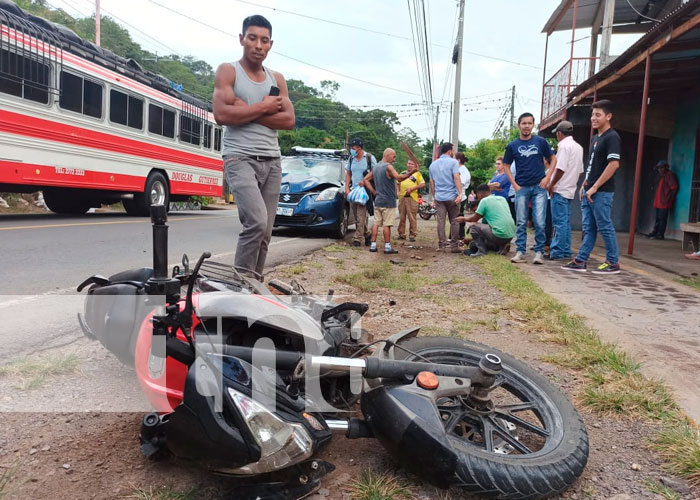 Motociclista y acompañante lesionados tras impactar con vehículo en Matagalpa