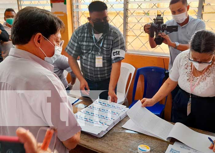 Momento en que el Canciller Denis Moncada, deposita su voto en las Elecciones Nicaragua 2021