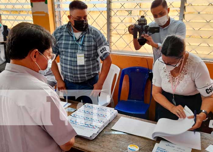 Momento en que el Canciller Denis Moncada, deposita su voto en las Elecciones Nicaragua 2021