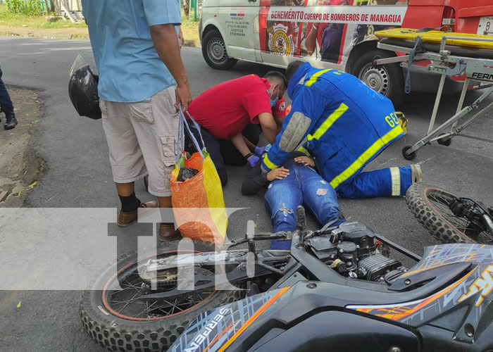 Motociclista y acompañante lesionados por irrespetar señal de alto en Managua