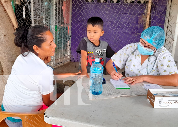 Familias asisten a exámenes de salud en clínicas móviles