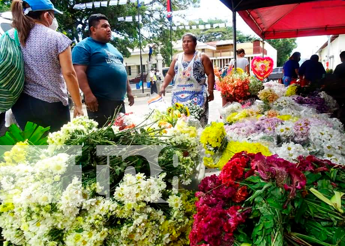 Comerciantes preparados con flores para vender para día de los difuntos