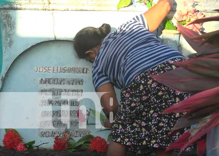 Ambiente en cementerio de Altagracia, Isla de Ometepe, en Día de los Fieles Difuntos