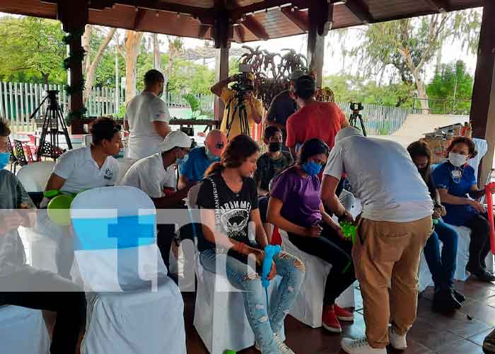 Jóvenes emprendedores participan de taller de globoflexia en Managua