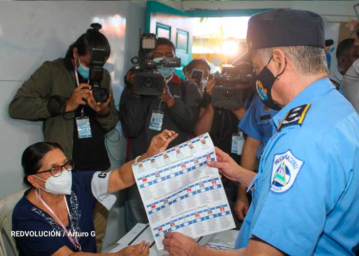 Director de la Policía Nacional, Francisco Díaz, ejerce su derecho al voto en Nicaragua