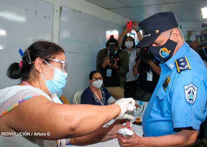 Director de la Policía Nacional, Francisco Díaz, ejerce su derecho al voto en Nicaragua