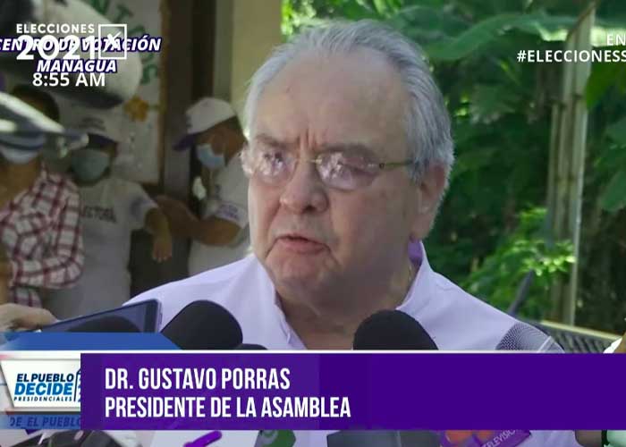 Presidente de la Asamblea Nacional, Gustavo Porras, ejerciendo su voto en Nicaragua
