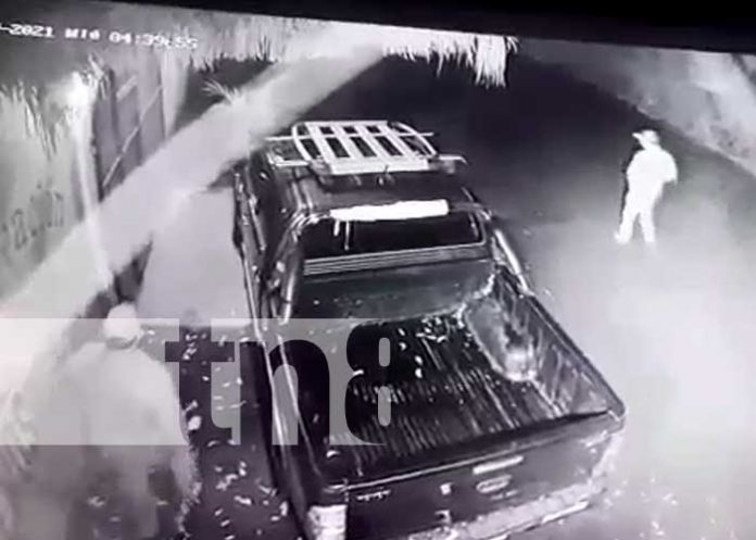 Momento del robo de una camioneta en Managua 