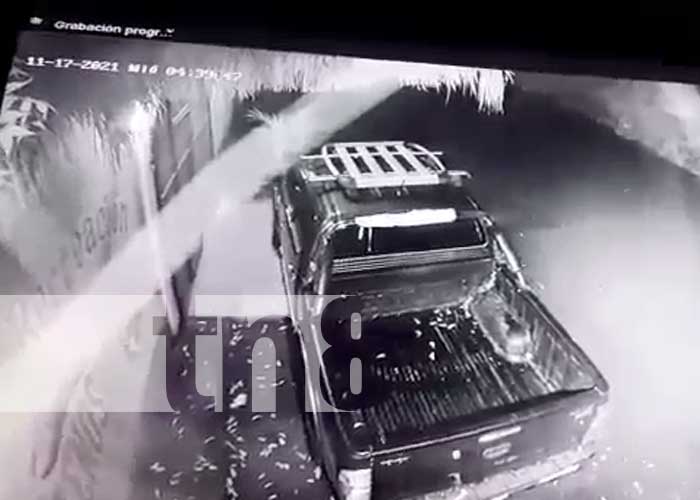 Momento del robo de una camioneta en Managua