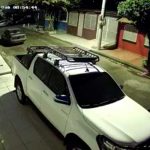 Momentos de robo de una canastera a un vehículo en Managua