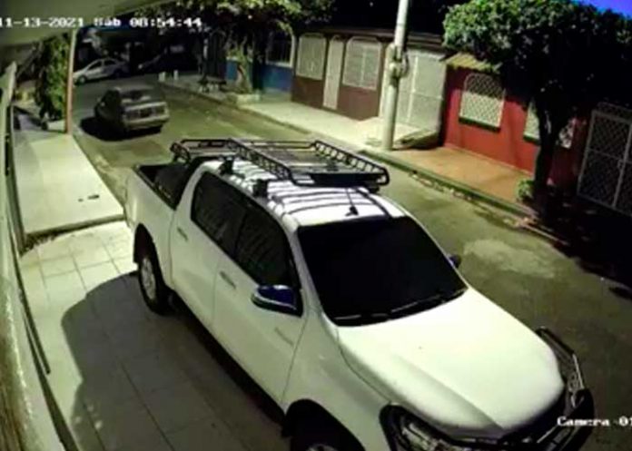Momentos de robo de una canastera a un vehículo en Managua 