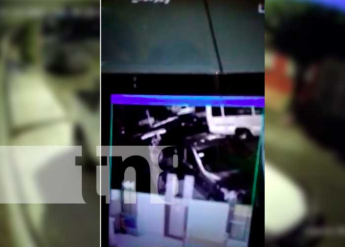 Momentos de robo de una canastera a un vehículo en Managua