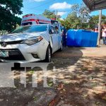 Conductor de vehículo gira bruscamente y "pepena" a caponero en Managua