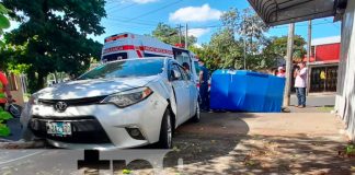 Conductor de vehículo gira bruscamente y "pepena" a caponero en Managua