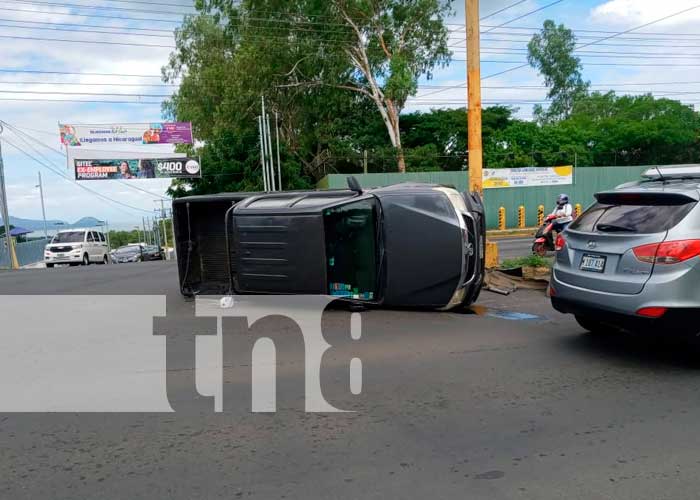Camioneta volcada por accidente de tránsito en Managua