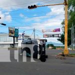 Camioneta volcada por accidente de tránsito en Managua