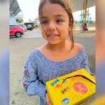 ¡Sorprendente! Niña que habla cuatro idiomas y vende dulces en Ecuador