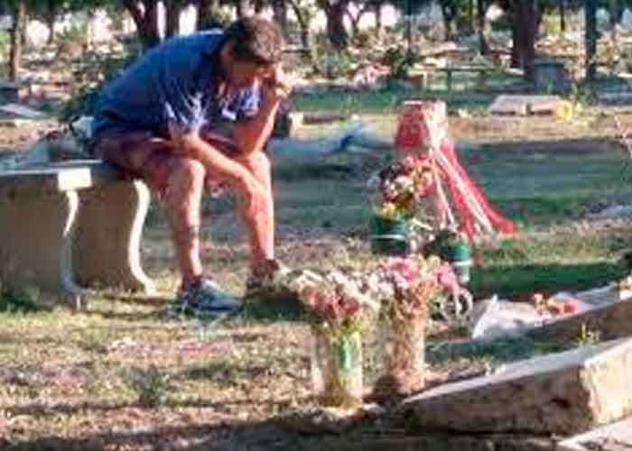 ¡Conmovedor! Padre escucha un partido de fútbol en la tumba de su hijo en Argentina