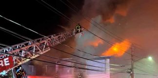 Voraz incendio en en edificio comercial de Brighton deja varias personas heridas.