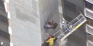 Tremendo susto se llevaron dos trabajadores tras el derrumbe de un andamio en Broward.