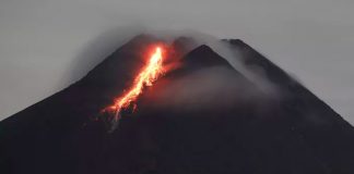 Nueva erupción del volcán Semeru en Indonesia interrumpe labores de rescate