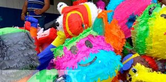 Distribuyen piñatas navideñas en Río San Juan