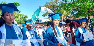 Jóvenes se gradúan de secundaria a distancia en la comunidad Los Chiles