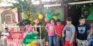 Niños celebran la Navidad con piñatas en Managua