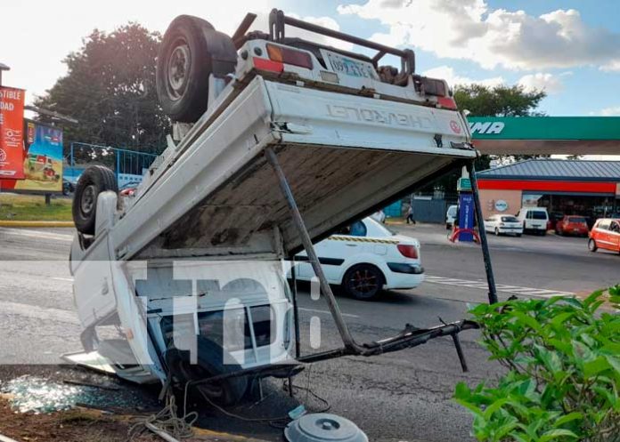 Camioncito volcado en el sector de la rotonda Hugo Chávez